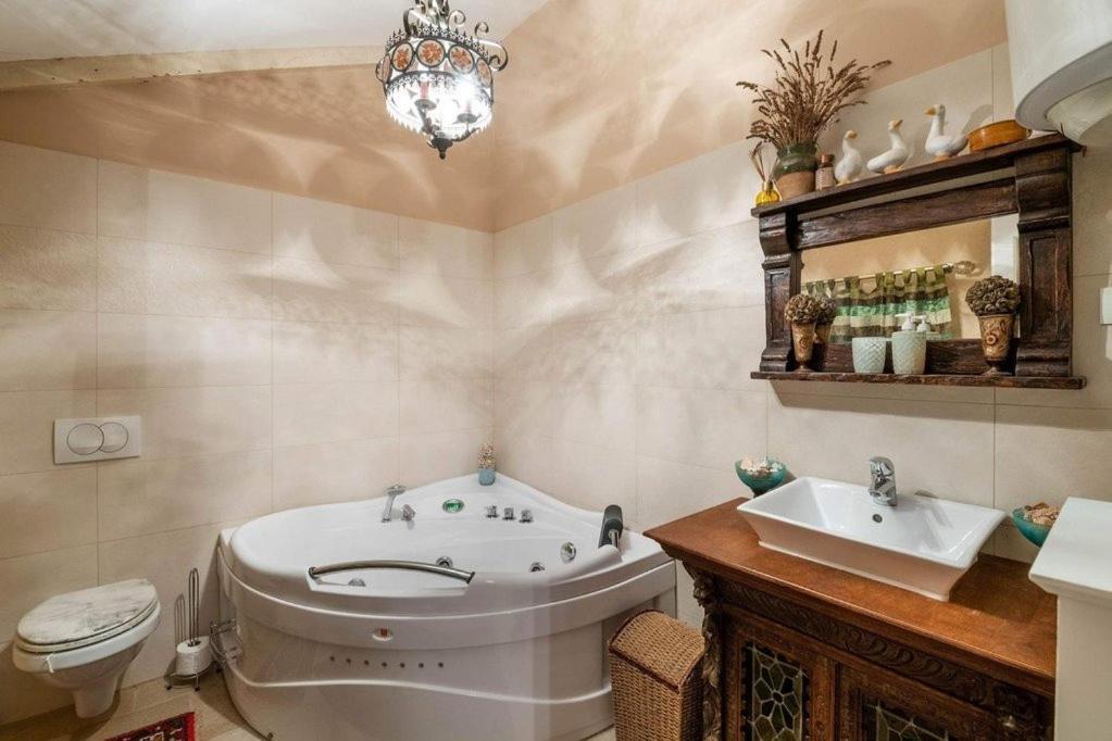 Villa Kazun With Private Pool And Two Gardens Marčana 외부 사진